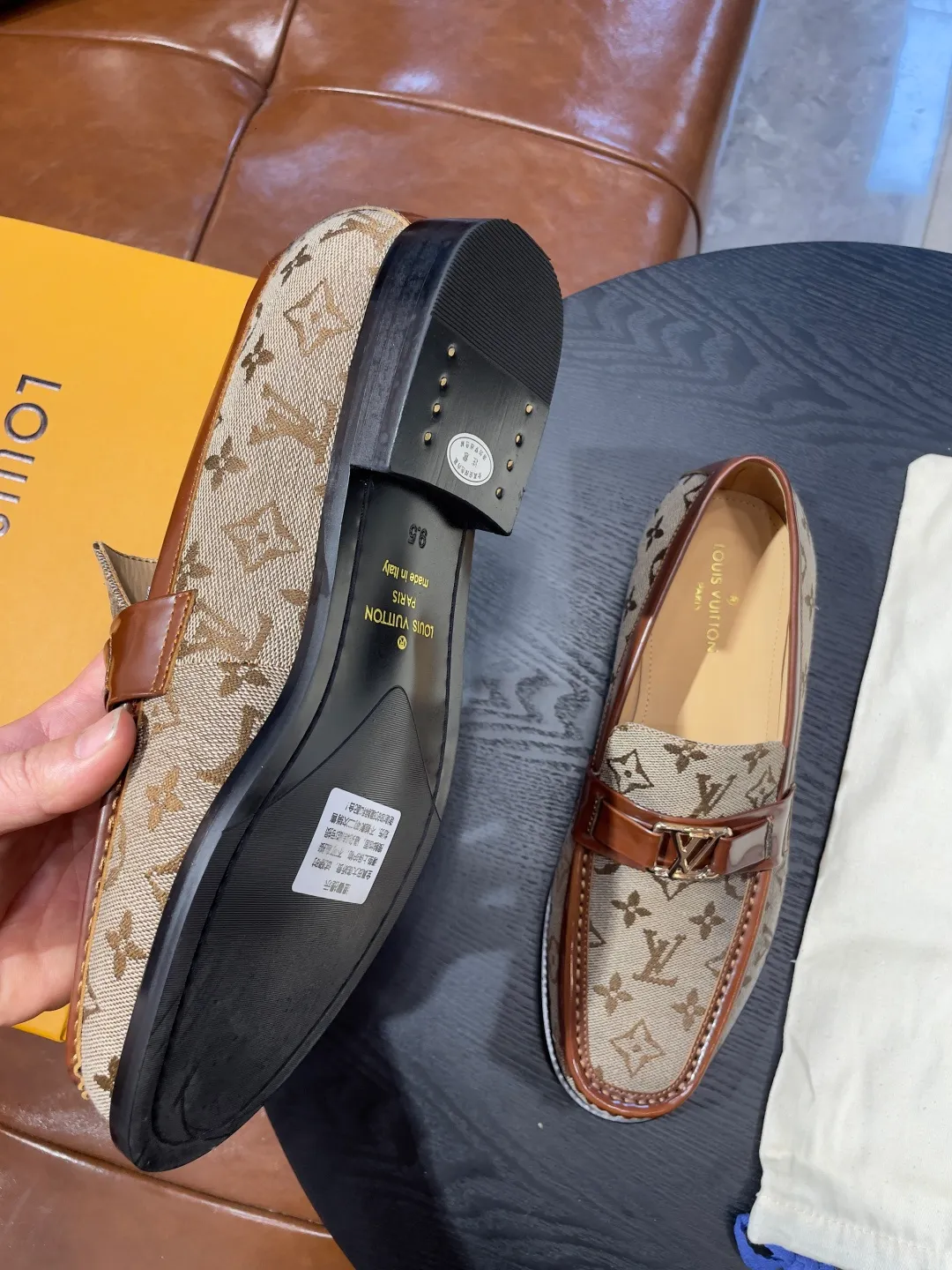 [LV] Leather shoes - High-end quality - Upper: 🔝Tumbled cowhide, Nappa cowhide, brand logo sewn on the shoe body - Inner: cowhide, foot pad; water-dyed cowhide - Outsole: T men's shoes 💰R·Rubber foam; two-color molded outsole -Super high quality control·Fine workmanship: highlighted (high-end·luxury·grade) -Size: 38-44 (45 can be customized)